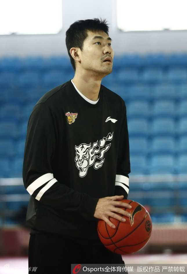 杜锋停赛阴霾下的宏远备战与拜纳姆的伤病疑云 朱芳雨在熟悉的位置干拔跳投,皮球应声落网,动作潇洒写意