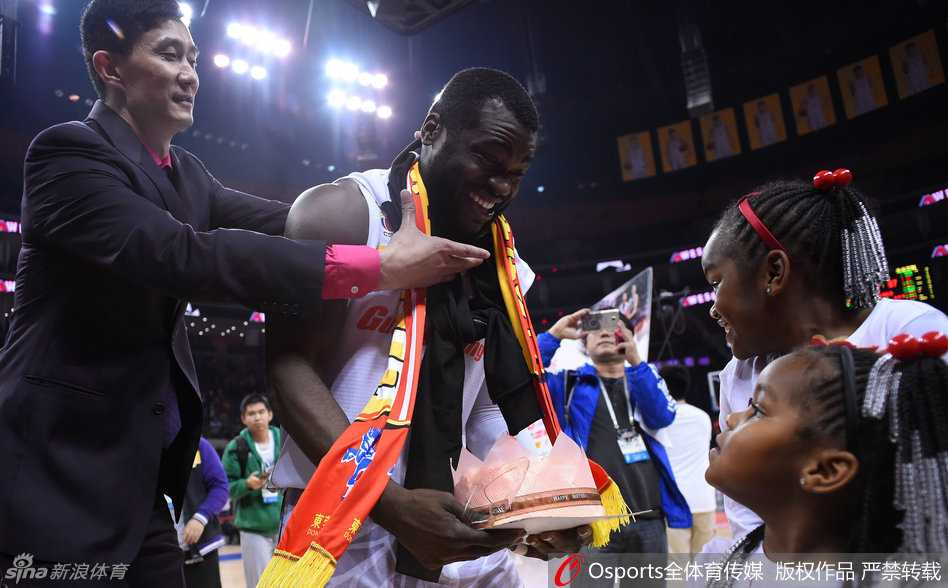 杜锋献吻周鹏抹蛋糕 拜纳姆的难忘生日夜 主教练杜锋难掩激动之情,抱住拜纳姆的头送上了一记热情的亲吻,拜纳姆则满脸惊喜地接受着这份来自主帅的特别祝福,场面温馨又充满喜感。