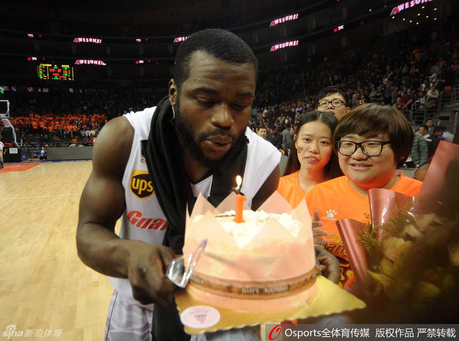 杜锋献吻周鹏抹蛋糕 拜纳姆的难忘生日夜 站在人群中央的拜纳姆,开心地对着面前的生日蛋糕闭眼许愿,身旁的队友和教练都围成一圈,用掌声为他营造出最温馨的庆生氛围。