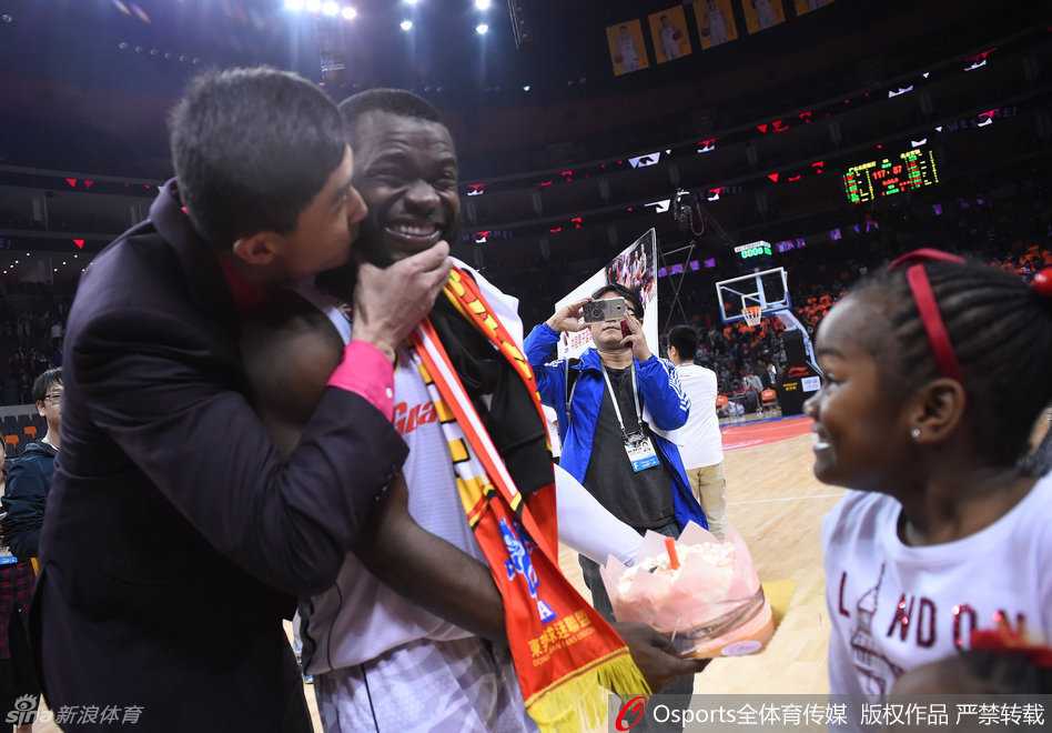 杜锋献吻周鹏抹蛋糕 拜纳姆的难忘生日夜 寿星拜纳姆手捧生日蛋糕,脸上洋溢着灿烂的笑容,享受着全场球迷为他献上的生日祝福歌,这一刻胜利的喜悦与生日的幸福交织在一起。