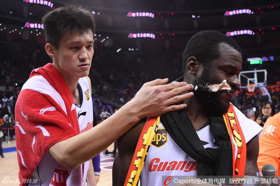 杜锋献吻周鹏抹蛋糕 拜纳姆的难忘生日夜 队长周鹏化身调皮鬼,趁拜纳姆不注意将奶油抹在他的脸上,拜纳姆非但不恼,反而开怀大笑,享受着队友间这份独特的庆祝方式。