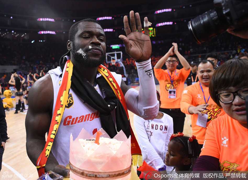 杜锋献吻周鹏抹蛋糕 拜纳姆的难忘生日夜 被涂成花脸的拜纳姆开心地向场边的亲友团挥手致意,分享着此刻的喜悦,不远处的队长周鹏也面带笑容,为兄弟的好日子送上掌声。