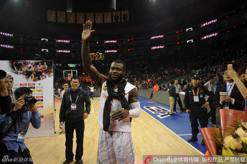 杜锋献吻周鹏抹蛋糕 拜纳姆的难忘生日夜 庆生现场温馨一幕,拜纳姆的家人也来到场上与他合影留念,在亲人面前,这位球场悍将露出了柔情的一面,手捧蛋糕与家人共同铭记这美好时刻。