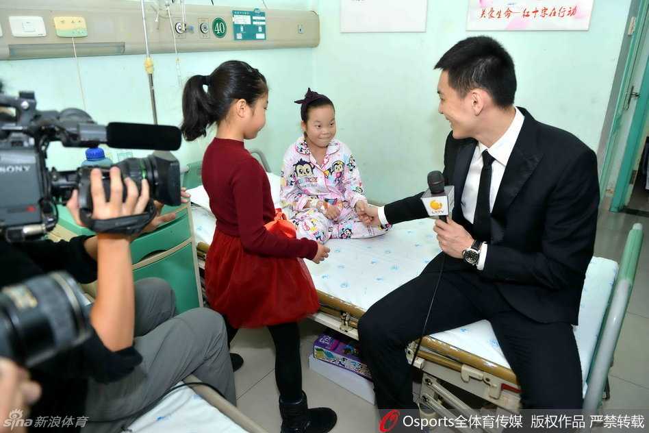 杨鸣在台上侃侃而谈，分享对公益的理解，呼吁更多人用爱点亮希望