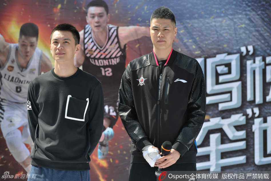 杨鸣贺天举出席球迷见面会 温情互动引爆锦州夏日热情 杨鸣以一身简约休闲装扮帅气出场,干净的气质与完美的侧颜线条,瞬间成为全场瞩目的焦点,快门声此起彼伏。