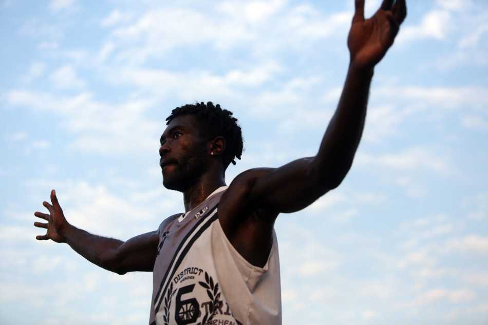 前NCAA悍将奥斯卡腾空而起，将球狠狠砸进篮筐，暴力扣杀瞬间点燃全场激情。