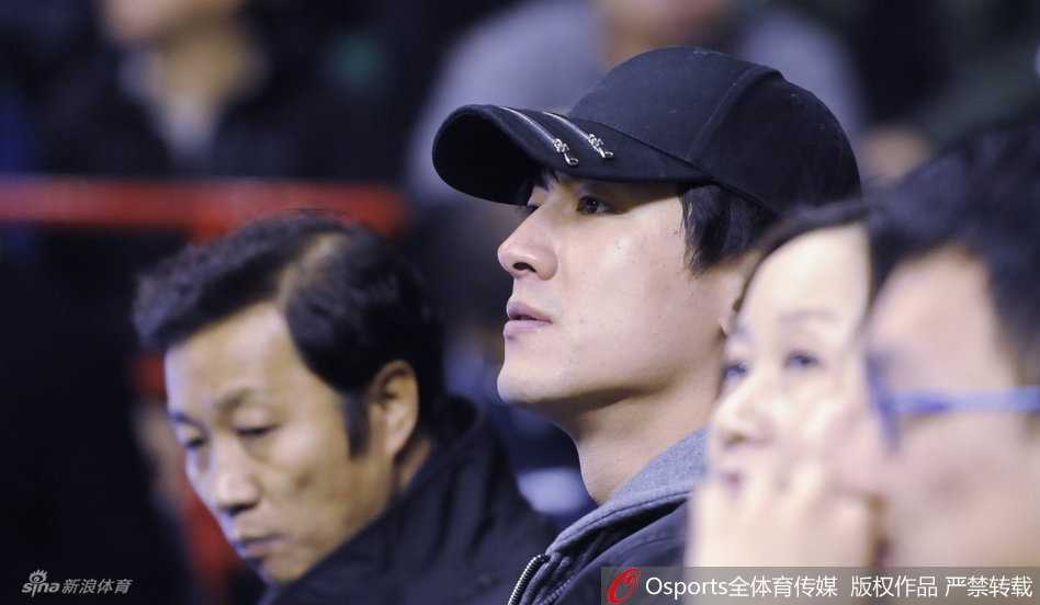 坐定之后的林更新迅速进入“球迷模式”，他专注地盯着赛场中央，时而托腮沉思，仿佛在分析战术；时而又与身边的助手低头耳语，分享着对比赛的见解。