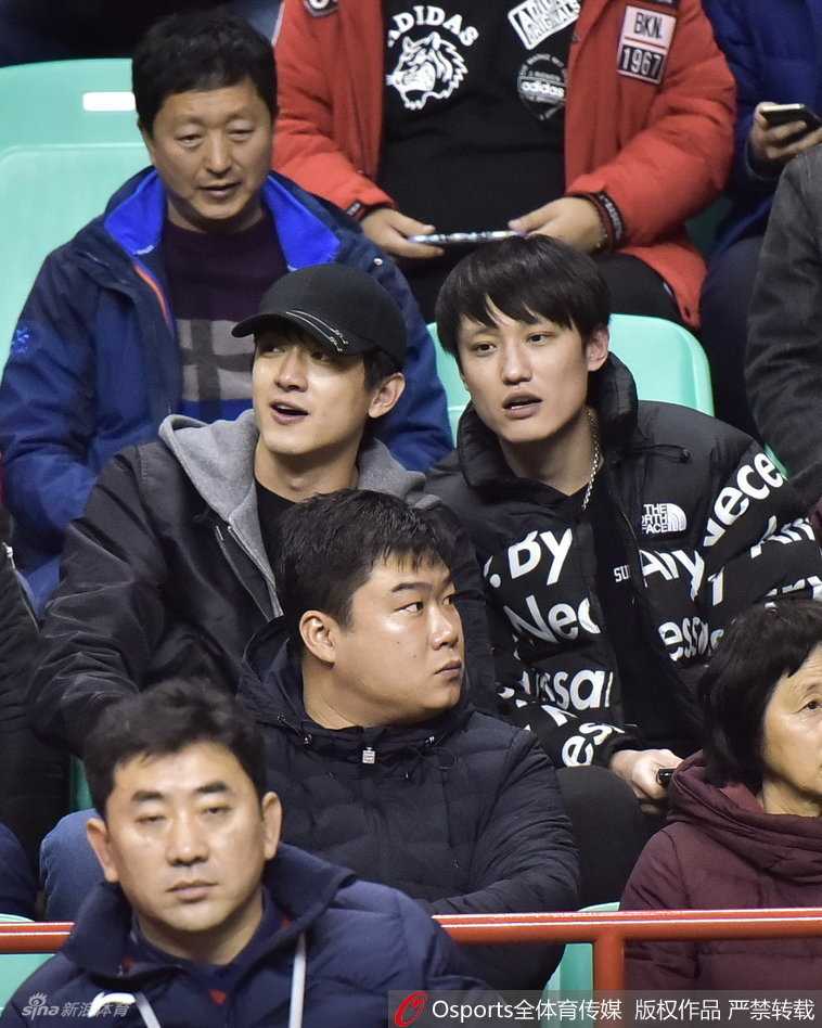 比赛临近结束，林更新全神贯注地盯着场内，双手自然交叠放在身前，即便只是一身简约便装，也穿出了独特的时尚感，完全沉浸在这场篮球盛宴之中。