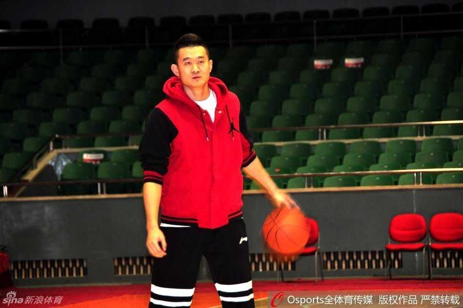 看着训练场上生龙活虎的兄弟们，站在一旁休息的队员露出神秘的微笑，‘我就笑笑不说话’，但这笑容里藏着对队友实力的绝对信任。