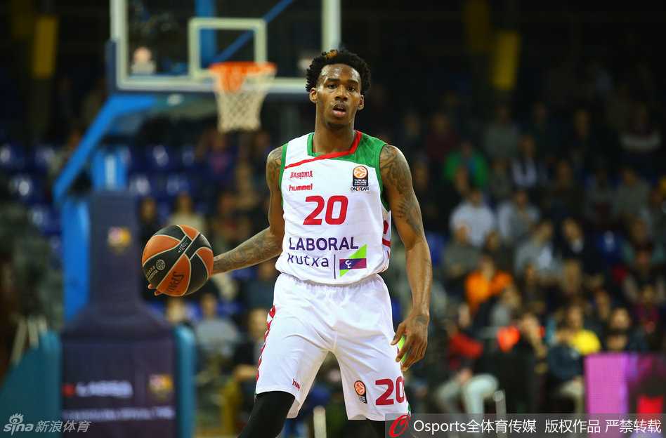 欧洲杀器空降天山:达柳斯·亚当斯的奇幻篮球漂流 亚当斯施展出标志性的胯下运球,篮球如同被丝线牵引般在他手中灵活穿梭,晃得防守球员重心全失。