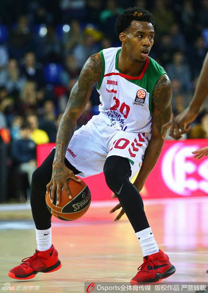 欧洲杀器空降天山:达柳斯·亚当斯的奇幻篮球漂流 亚当斯犹如球场上的猎手,眼神锐利地观察着对手的每一个细微动向,仿佛下一秒就要洞穿防线。