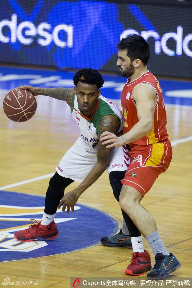 欧洲杀器空降天山:达柳斯·亚当斯的奇幻篮球漂流 面对密不透风的防守,亚当斯毫无惧色,用他并不强壮的身躯勇敢地与对手进行肌肉碰撞,寻找突破的缝隙。