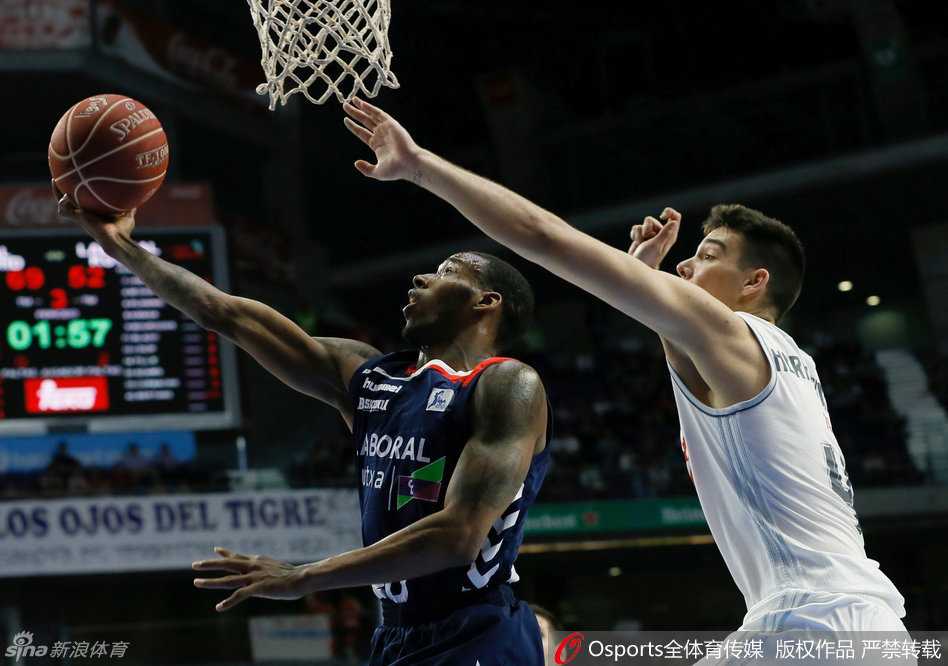 欧洲杀器空降天山:达柳斯·亚当斯的奇幻篮球漂流 尽管面对高大的防守者,亚当斯依然在空中巧妙拉杆,以一种不可思议的角度将球送入篮筐,终结能力尽显。