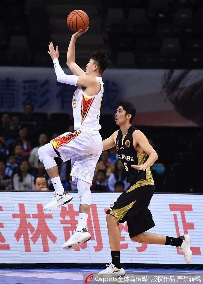 残阵难阻火力全开 深圳主场大胜山东豪取六连胜 兰佩在人群中强硬卡位,长臂舒展稳稳摘下前场篮板,落地瞬间他并未停顿,而是直接起跳,用一记势大力沉的双手暴扣宣泄着内心的激情。