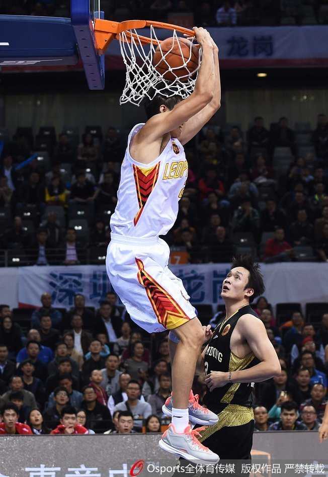 残阵难阻火力全开 深圳主场大胜山东豪取六连胜 顾全在三分线外张手就投,皮球离开指尖的瞬间,他的眼神紧紧锁住那道飞向篮筐的弧线,这精准的一球再次点燃了主场球迷的澎湃热情。