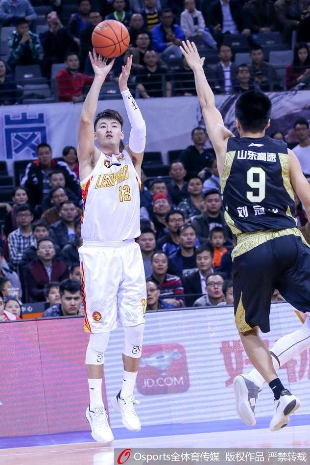 残阵难阻火力全开 深圳主场大胜山东豪取六连胜 跳球瞬间,李慕豪与汤普森在聚光灯下高高跃起,双手在空中交织,仿佛要将球场上的空气都点燃,一场内线的巨人之战就此拉开序幕。