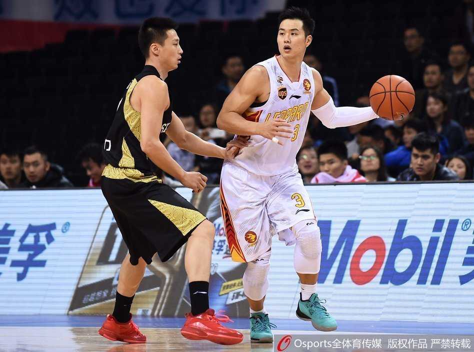 残阵难阻火力全开 深圳主场大胜山东豪取六连胜 丁彦雨航持球直面防守,他重心压得极低,脚下步伐灵活多变,即便面对多人包夹,眼神中依然透着那股不服输的坚韧杀气。