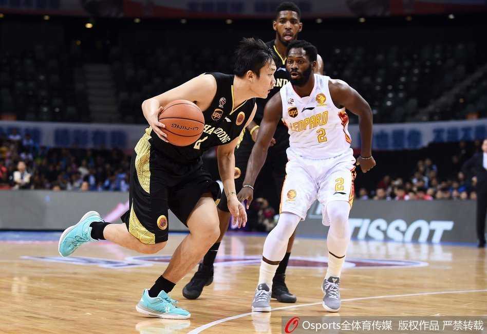 残阵难阻火力全开 深圳主场大胜山东豪取六连胜 帕戈如猎豹般敏捷,一个背后运球晃过防守,眼神如炬地观察着队友的跑位,下一秒,他手中的皮球就将划出一道精准的弧线,撕开山东队的防线。