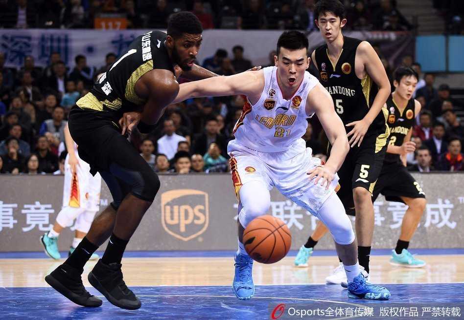 残阵难阻火力全开 深圳主场大胜山东豪取六连胜 终场哨响,比分定格,深圳球员们围在一起激情怒吼,他们身后的记分牌记录着这场属于团队的辉煌胜利,汗水与笑容在这一刻交织成最美的画面。