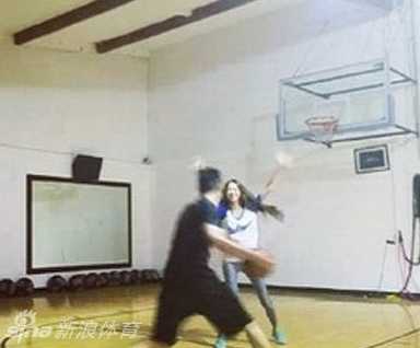 体能师正在指导夫妻二人进行特训，两人专注地模仿动作，表情认真而坚定