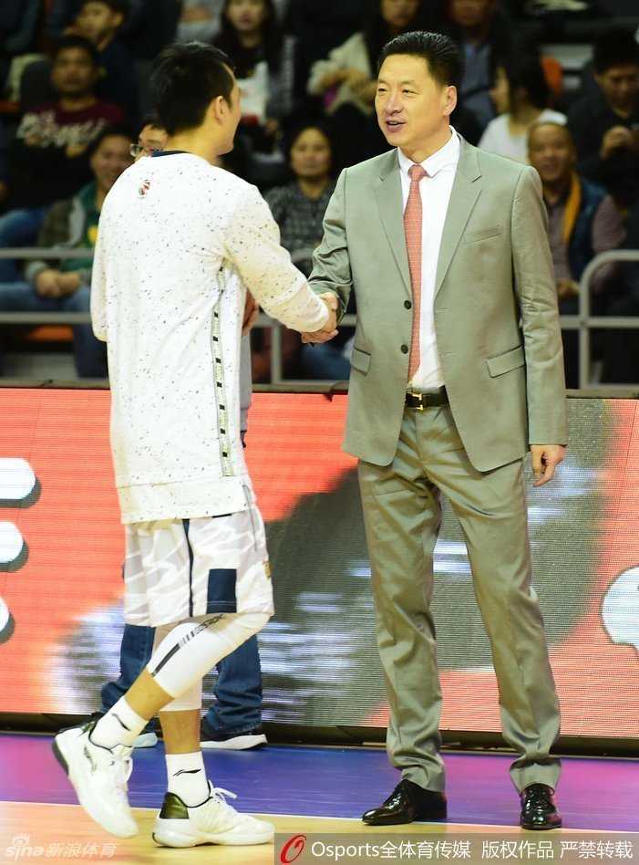 江湖再見仍是師徒:李春江與廣東弟子們的那些年那些擁抱 賽前的熱身時光,李春江與杜鋒在場邊寒暄,兩人神情放鬆,昔日的師徒如今雖各為其主,但眼神交流中依然流淌著無需言語的默契與關懷。