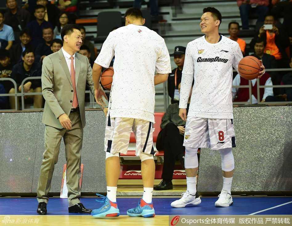 江湖再見仍是師徒:李春江與廣東弟子們的那些年那些擁抱 易建聯與李春江在通道中相遇,兩人自然地擊掌問候,這一幕彷彿時光倒流,他們依然是並肩作戰的師徒,依然是彼此最信賴的戰友。