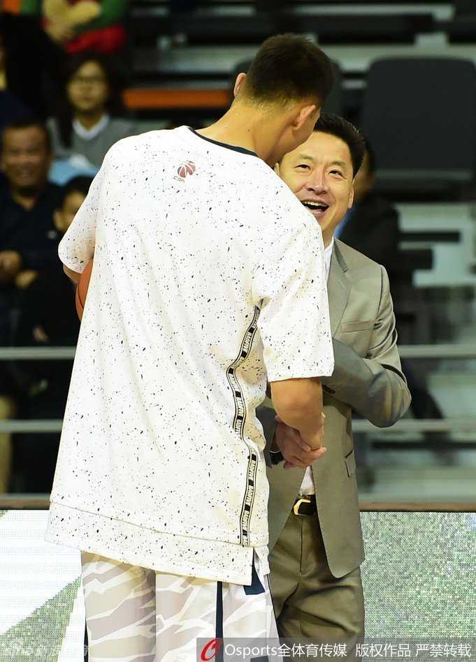 江湖再見仍是師徒:李春江與廣東弟子們的那些年那些擁抱 場邊的李春江指導專注地指揮著比賽,眼神銳利,場上的陳江華則奮力奔跑,雖然不在同一隊,但那份從廣東時期延續下來的籃球理念和拼搏精神,早已刻在骨子裡。