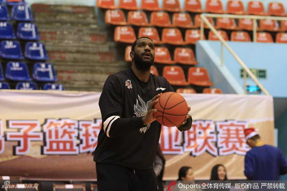 哈达迪在三分线外从容出手，防守人只能望球兴叹，他那宽阔的视野和柔和手感，颠覆了人们对传统中锋的刻板印象