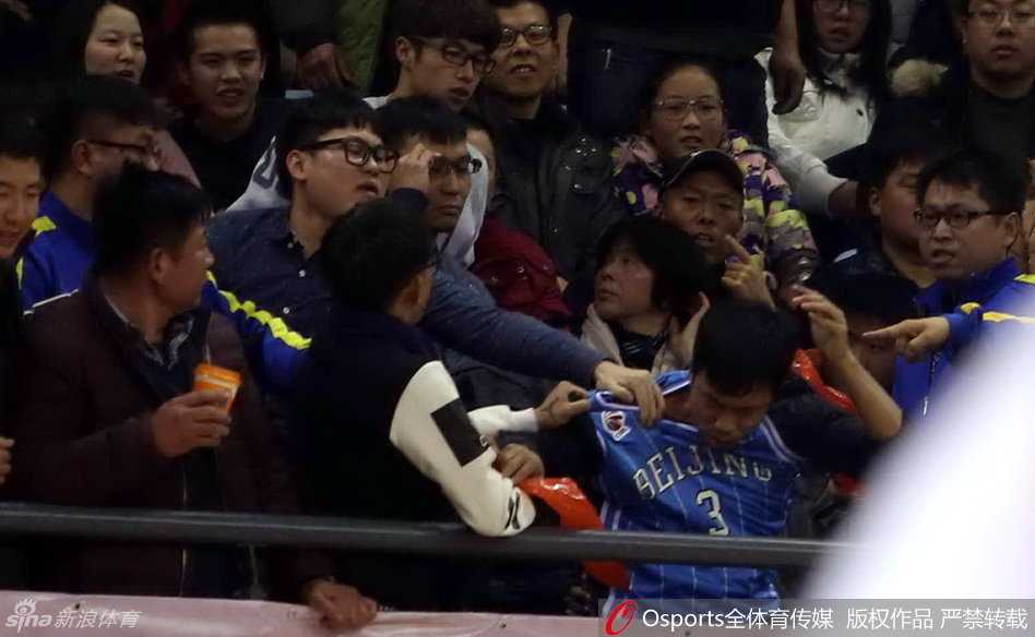 江苏主场大胜北京,球迷误入阵营引发冲突 几位身穿北京队球衣的球迷误入江苏队主场看台,立即被主队球迷团团围住,双方情绪激动,相互推搡指责,现场火药味十足