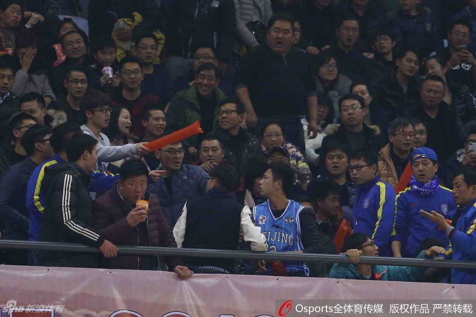江苏主场大胜北京,球迷误入阵营引发冲突 多名球迷在座椅间扭打成一团,有人被推倒在台阶上,安保人员奋力挤进人群,张开双臂试图分开双方,但冲突仍在持续