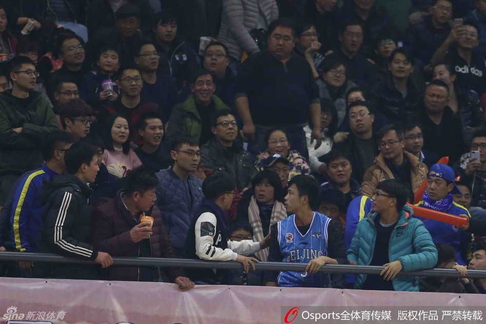 江苏主场大胜北京,球迷误入阵营引发冲突 几名工作人员紧紧抱住一名情绪激动的球迷,另一名安保人员则奋力推开纠缠的人群,冲突逐渐得到控制