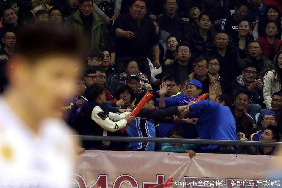 江苏主场大胜北京,球迷误入阵营引发冲突 冲突平息后,数名安保人员手拉手组成人墙,横在客队球迷区与主队球迷区之间,严阵以待防止事态再起