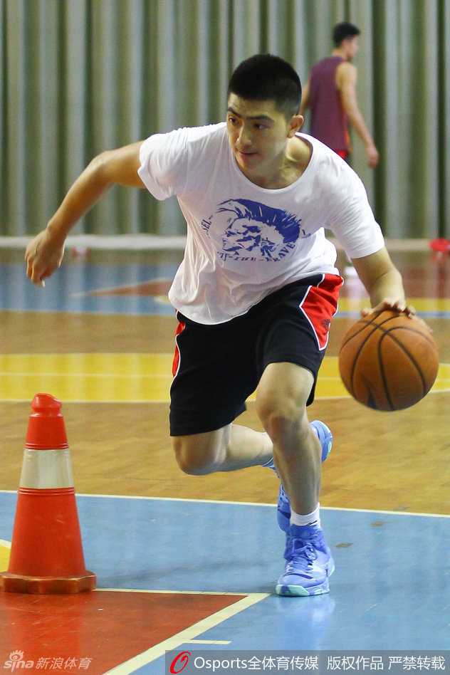 江苏同曦新赛季秣马厉兵 胡卫东挂帅唐正东回归全力冲击季后赛 镜头拉近,胡卫东手臂上的霸气纹身在球馆的灯光下若隐若现,这不仅是个性的象征,更是一种岁月沉淀后的硬汉气质。