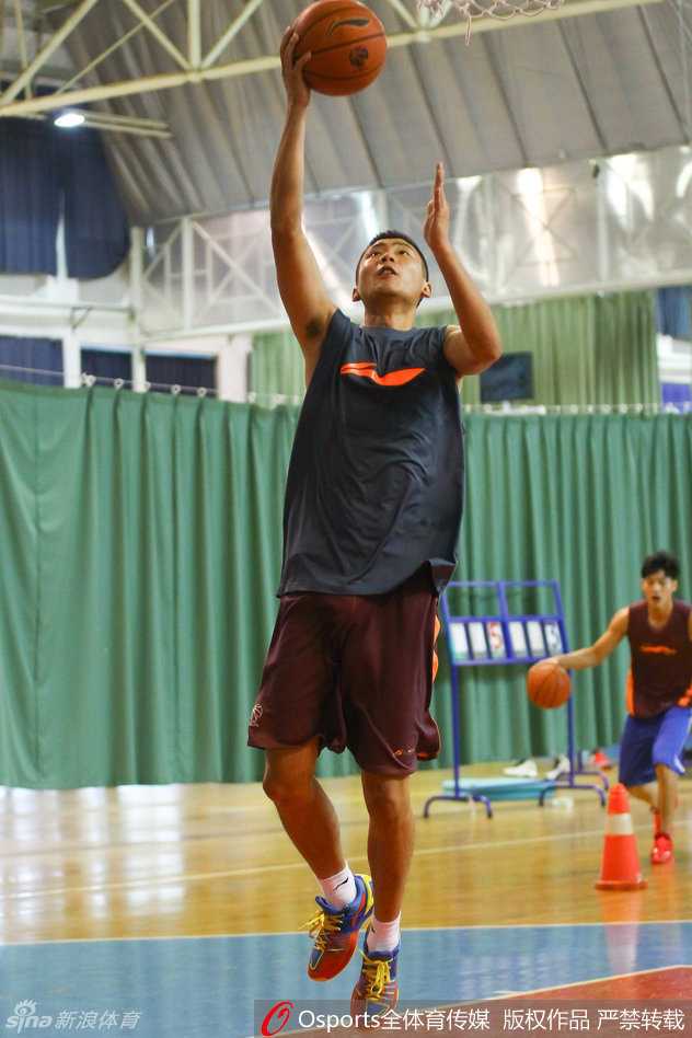 江苏同曦新赛季秣马厉兵 胡卫东挂帅唐正东回归全力冲击季后赛 训练的间隙,唐正东独自一人在场边进行拉伸放松,他表情严肃,目光望向远方,仿佛在思索新赛季如何帮助球队走的更远。