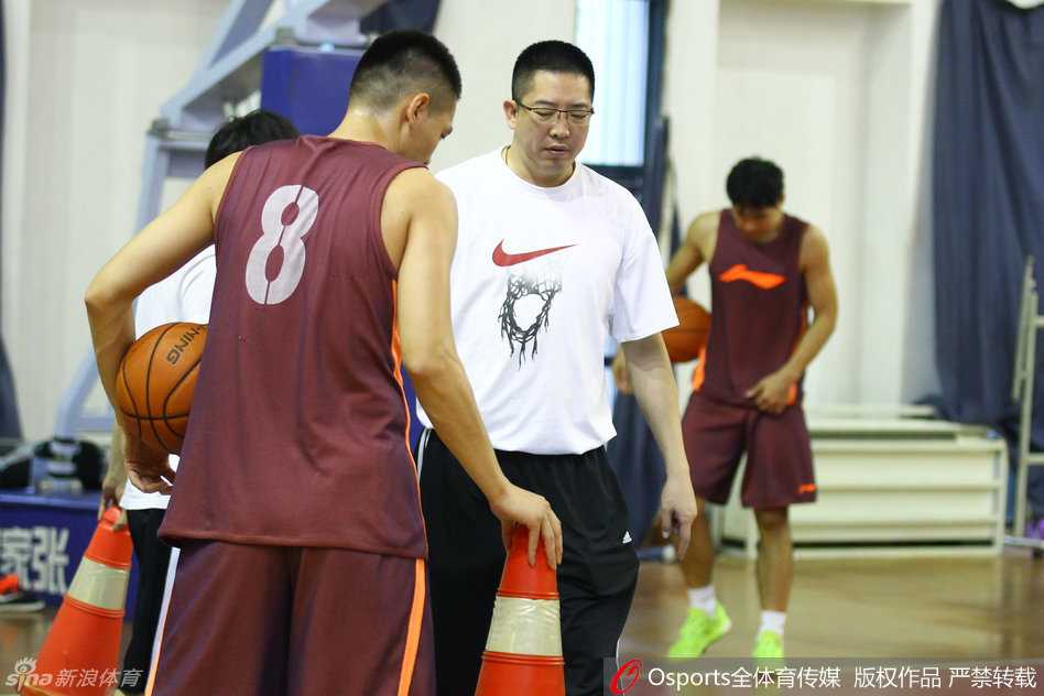 江苏同曦新赛季秣马厉兵 胡卫东挂帅唐正东回归全力冲击季后赛 主帅胡卫东亲自上阵,在训练场上拉着一位年轻队员的面罩,神情严肃地进行战术布置,眼神中透露出对细节的极高要求。