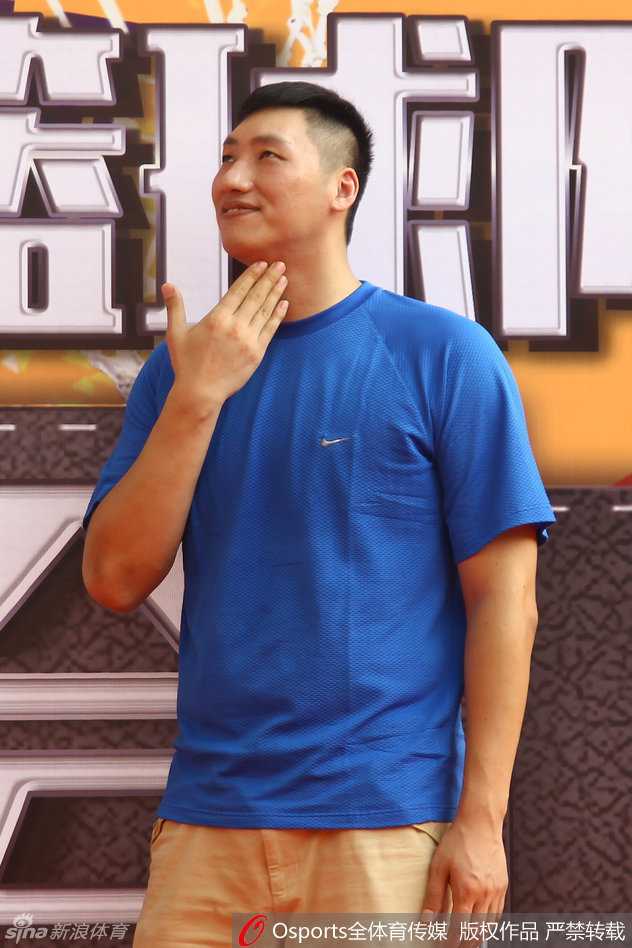 胡卫东在场下被热情的小球迷团团围住，他弯下腰亲切地与小朋友合影，这一刻，“中国乔丹”是孩子们心中最温暖的篮球偶像。