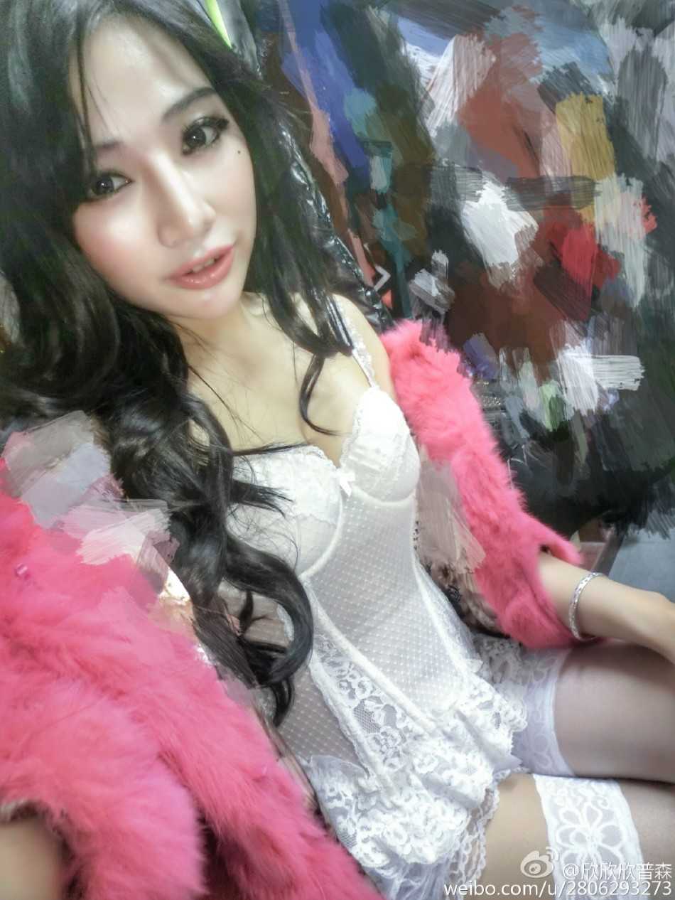 江苏男篮主场美女DJ惊艳亮相 赛场自拍点燃球迷热情 在五台山体育馆的绚烂灯光下,美女DJ手持手机自拍,背景是正在热身的球员和逐渐坐满的观众看台,氛围感十足。