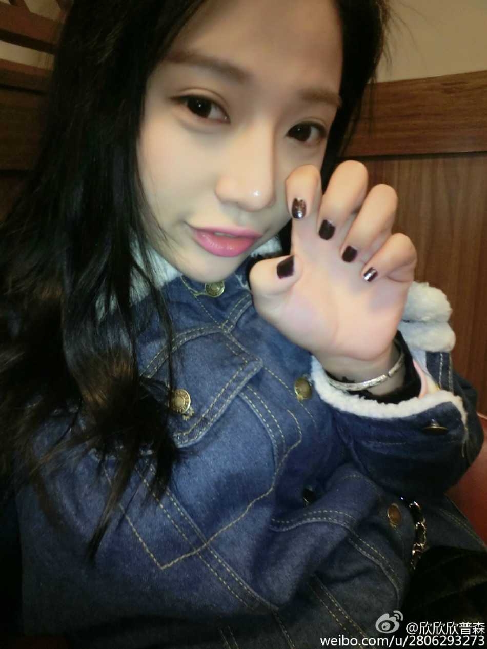 江苏男篮主场美女DJ惊艳亮相 赛场自拍点燃球迷热情 赛后,美女DJ在空旷的球场边留下这张照片,手中的设备似乎还残留着比赛的余温,她为这个夜晚画上了圆满的音乐句号。