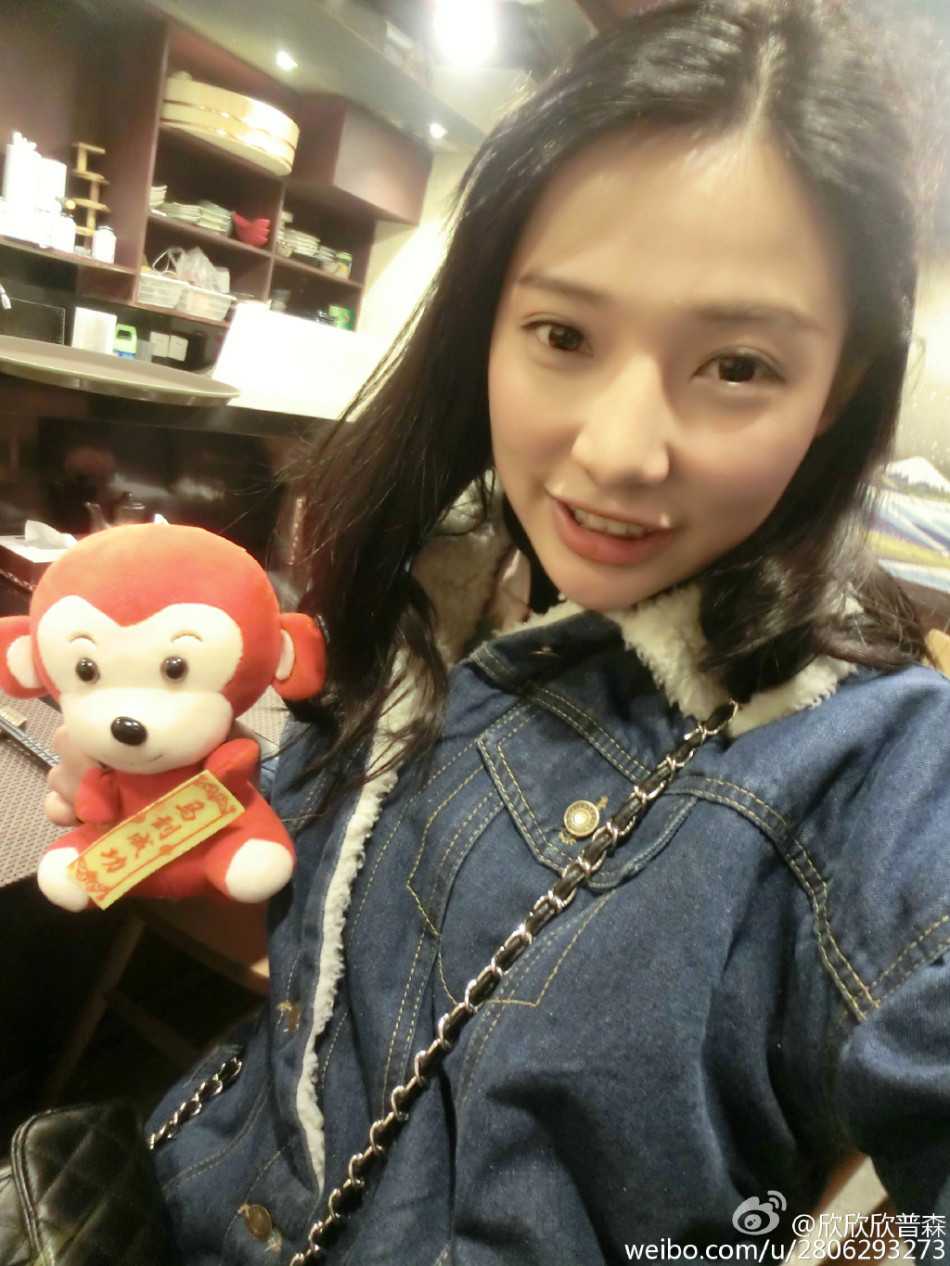 江苏男篮主场美女DJ惊艳亮相 赛场自拍点燃球迷热情 近距离特写镜头下,美女DJ的侧脸线条精致,她正微微低头查看曲目,耳机的线条勾勒出她作为专业音乐人的独特魅力。