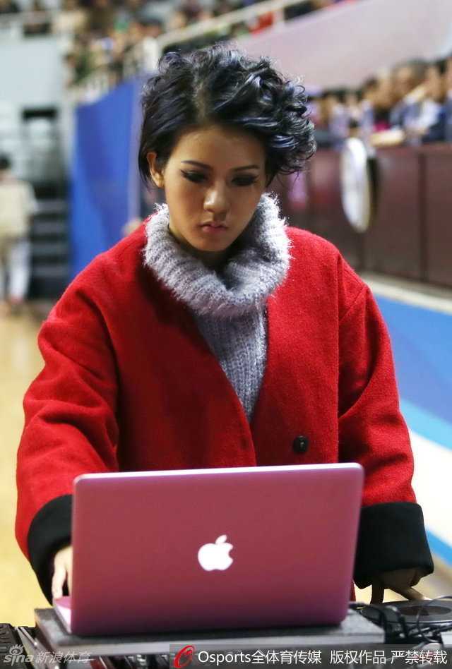 江苏肯帝亚主场最美风景线 美女DJ换新装惊艳全场 CBA赛场灯光下,江苏肯帝亚美女DJ焕新亮相,利落短发搭配精致容颜,神情专注地调试着设备,侧颜线条美得令人心动。