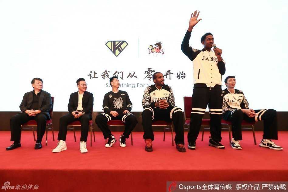 江苏肯帝亚开创新河,人民大会堂誓师出征 江苏男篮三外援马尚·布鲁克斯、萨缪尔斯与队友在人民大会堂前留下珍贵合影,背景的国徽与石柱映衬出他们新赛季的雄心壮志。