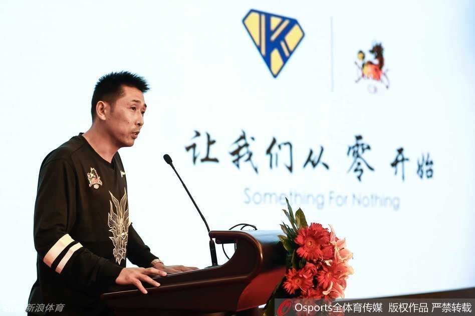 江苏肯帝亚开创新河,人民大会堂誓师出征 江苏队传奇后卫、现任主教练胡雪峰在人民大会堂发布会台上慷慨陈词,他身后的巨大背景板预示着这将是他职业生涯最后的舞动。