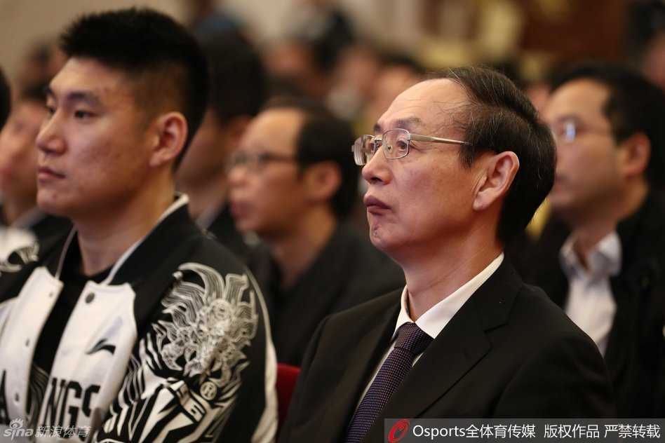 江苏肯帝亚开创新河,人民大会堂誓师出征 江苏肯帝亚三名外援在人民大会堂前留下帅气合影,他们身着笔挺西装,象征着球队新赛季的崭新面貌和冲击季后赛的坚定信念。