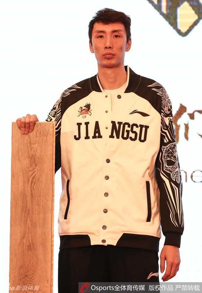 江苏肯帝亚开创新河,人民大会堂誓师出征 江苏男篮的三名外援马尚·布鲁克斯、萨缪尔斯等在人民大会堂前合影,背景是开阔的广场与宏伟建筑,他们面带微笑对新赛季充满期待。