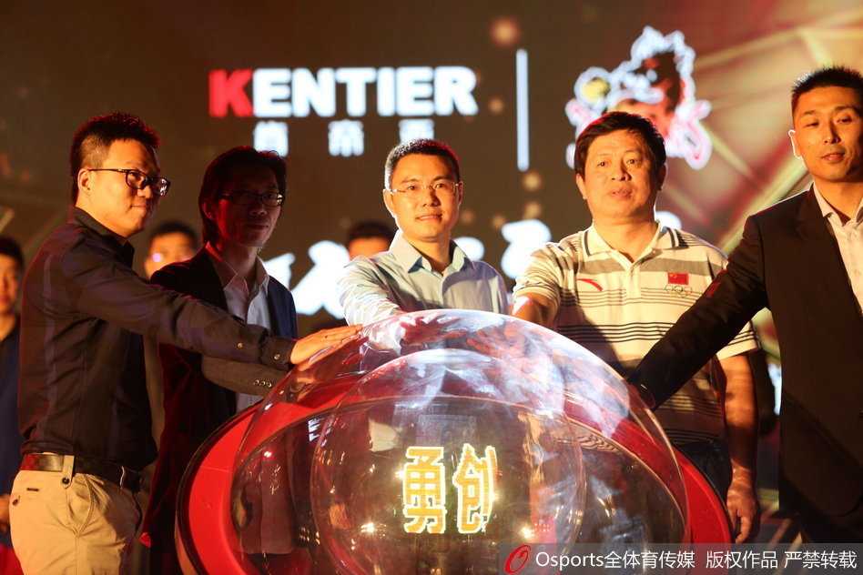 舞台上，篮球宝贝们排列成整齐的队形，她们的笑容灿烂如花，动感的舞步与激昂的音乐共振，将总决赛现场的气氛推向了一个又一个高潮。