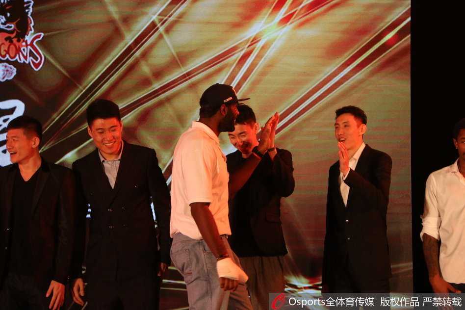 颁奖时刻，获胜的篮球宝贝们相拥而泣又欢呼雀跃，她们手中的鲜花和证书，是对过去一个月辛勤付出的最好回报，她们将陪伴江苏队征战整个赛季。