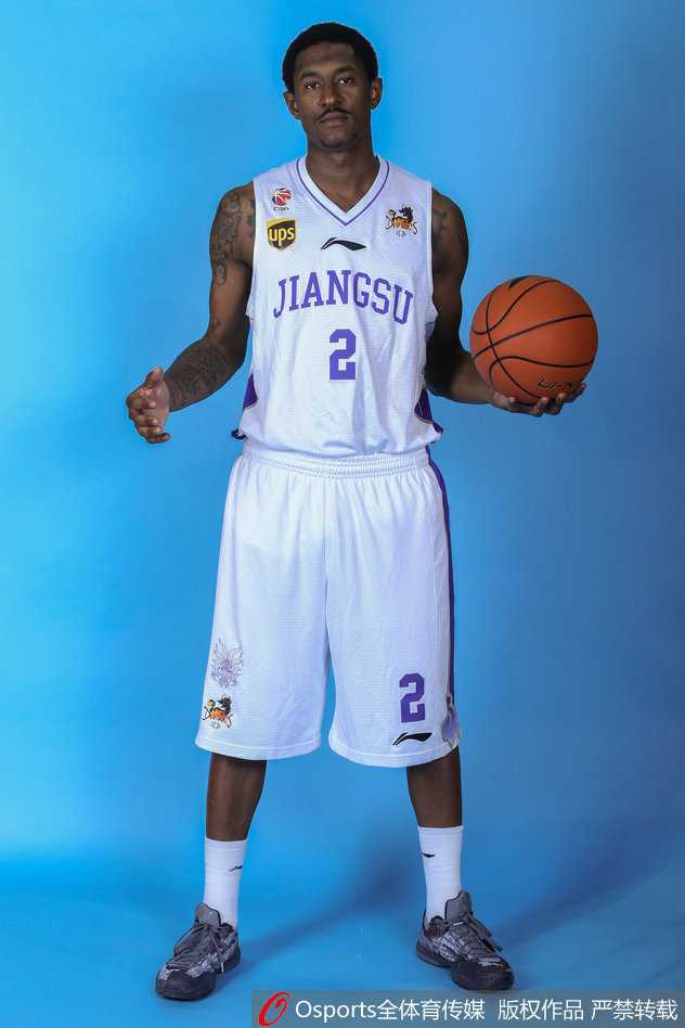 江苏肯帝亚的峥嵘岁月:奥登、布鲁克斯与胡雪峰引领全新征程 奥登、布鲁克斯与另一位队友组成外援三人组,奥登憨厚地微笑着,布鲁克斯眼神灵动,三人的组合拳被看作是江苏队冲击季后赛的最强武器。