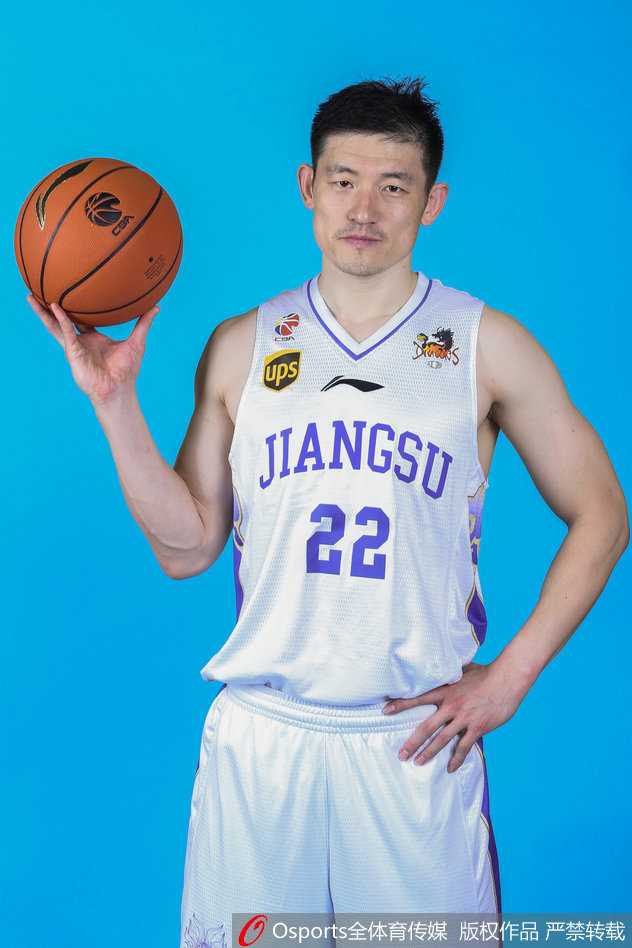 江苏肯帝亚的峥嵘岁月:奥登、布鲁克斯与胡雪峰引领全新征程 全队成员在球场中央的大合影,教练组与球员们肩并肩站在一起,背景是宏大的体育场,这张合影定格了2015赛季江苏肯帝亚的完整全家福。