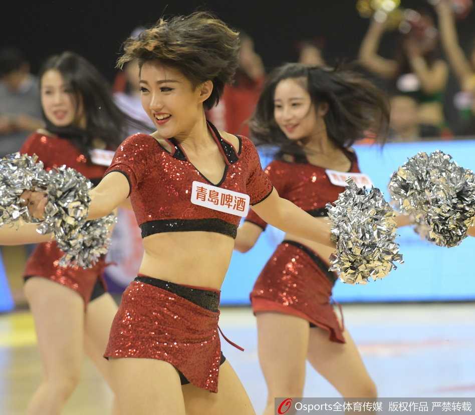 江苏肯帝亚篮球宝贝圣诞热舞,冬日球场绽放如火热情 宝贝们变换队形,大秀整齐划一的舞步,修长美腿在红色短裙的映衬下格外吸睛,动感舞姿引爆全场热情。