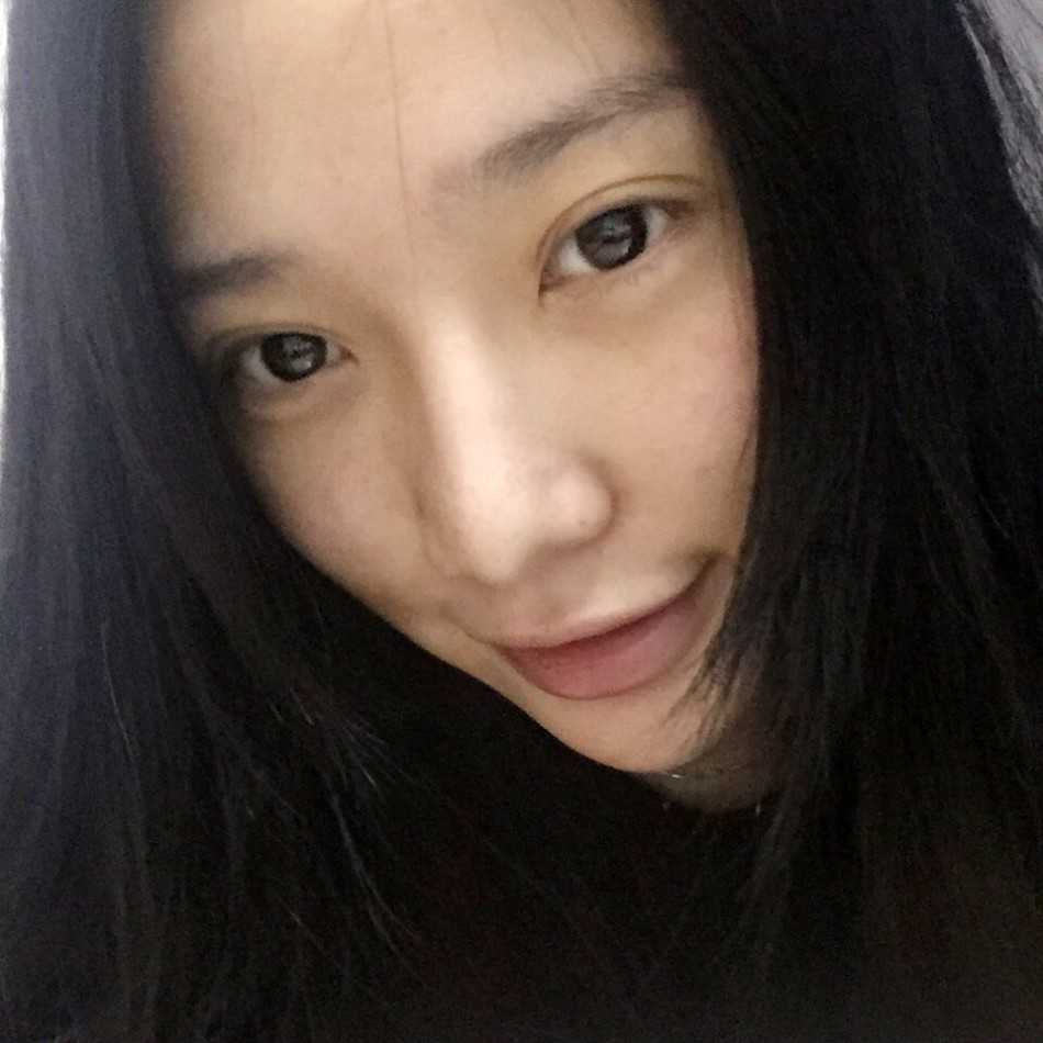 江苏肯帝亚篮球宝贝:赛场上的精灵,汗水中的玫瑰 舞台上的惊艳演出中,宝贝露出自信甜美的笑容,修长身材在灯光下显得格外耀眼,舞动全场。